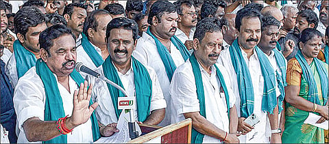 தஞ்சாவூரில் நேற்று நடைபெற்ற கண்டன ஆர்ப்பாட்டத்தில் பேசிய அதிமுக பொதுச் செயலாளர் பழனிசாமி. படம்: ஆர்.வெங்கடேஷ்