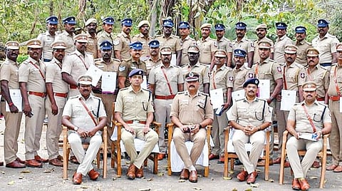 கொள்ளை வழக்கில் குற்றவாளியை கண்டறிந்த தனிப்படை போலீஸாருடன் ஐஜி கண்ணன் , டிஐஜி துரை , எஸ்பி அரவிந்த்.