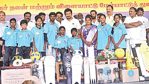 திருவள்ளூர் மாவட்டத்தில் உள்ள 526 ஊராட்சிகளுக்கு நேற்று செங்குன்றம் அருகே பாடியநல்லூரில், கலைஞர் விளையாட்டு உபகரணங்கள் வழங்கும் திட்டத்தின் கீழ் விளையாட்டு உபகரணங்களை  அமைச்சர் உதயநிதி ஸ்டாலின் வழங்கினார். இந்நிகழ்வில், அமைச்சர் காந்தி, எம்எல்ஏ எஸ்.சுதர்சனம் உள்ளிட்டோர் பங்கேற்றனர்.