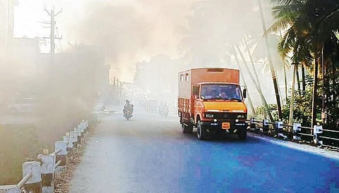 பர்கூர் - திருப்பத்தூர் சாலையில் உள்ள பாம்பாற்றில் குப்பைகளை கொட்டி எரிப்பதால், சாலை முழுவதும் புகை மண்டலமாக காட்சியளிக்கிறது