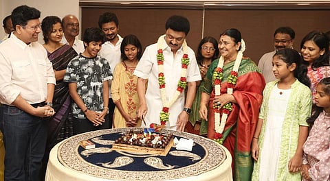 71-வது பிறந்தநாள் கொண்டாடினார் முதல்வர் ஸ்டாலின்: கூட்டணி கட்சி தலைவர்கள், தொண்டர்கள் திரண்டு வந்து வாழ்த்து
