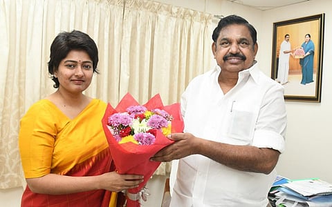 அதிமுக மகளிர் அணி துணைச் செயலாளராக காயத்ரி ரகுராம் நியமனம்