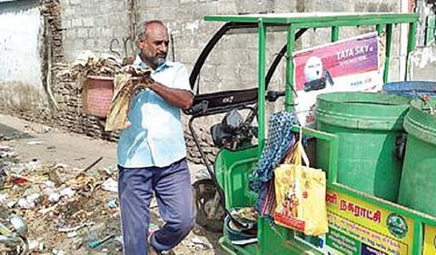 ஆரணி நகராட்சி 25-வது வார்டில் குப்பை அகற்றும் பணியில் ஈடுபட்ட கவுன்சிலர் சுப்பிரமணியன்.