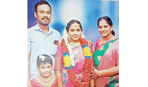 மதுரையில் கணவன், மனைவி, 2 மகள்கள் தற்கொலை - போலீஸ் விசாரணை