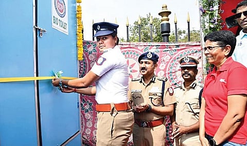 சென்னை, காமராஜர் சாலையில் உள்ள உழைப்பாளர் சிலை அருகே போக்குவரத்து பெண் காவலர்களுக்கான பயோ -டாய்லெட்டை சென்னை காவல் ஆணையர் சந்தீப் ராய் ரத்தோர் முன்னிலையில் போக்குவரத்து பெண் காவலர் நேற்று திறந்து வைத்தார். உடன் சென்னை போக்குவரத்து கூடுதல் ஆணையர் ஆர்.சுதாகர் உள்ளிட்டோர்.