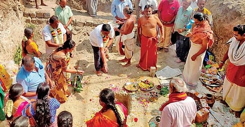 கண்ணனூர் மாரியம்மன் கோயில் கட்டுவதற்கான பூமி பூஜையில் பங்கேற்றோர்.