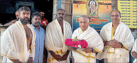 கன்னியாகுமரி பகவதியம்மன் கோயிலில் நேற்று சுவாமி தரிசனம் செய்த மத்திய இணை அமைச்சர் வி.கே.சிங்.