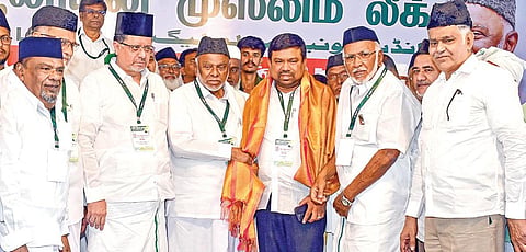 திருச்சியில் நேற்று இந்திய யூனியன் முஸ்லிம் லீக் கட்சியின் மாநில பொதுக்குழு
கூட்டத்தில், ராமநாதபுரம் மக்களவைத் தொகுதியில் முஸ்லிம் லீக் கட்சியின்
வேட்பாளராக அறிவிக்க ப்பட்டுள்ள நவாஸ் கனியை அறிமுகப்படுத்திய
அக்கட்சி தலைவர் கே.எம்.காதர் மொகிதீன். படம்: ர.செல்வமுத்துகுமார்