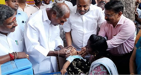 புதுச்சேரியில் போலியோ சொட்டு மருந்து முகாமை முதல்வர் ரங்கசாமி தொடங்கி வைத்தார்.