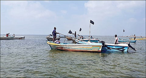 இலங்கை யாழ்ப்பாணம் பருத்தித்துறை கடல் பகுதியில் படகுகளில் கருப்புக் கொடிகளுடன் போராட்டத்தில் ஈடுபட்ட இலங்கை மீனவர்கள்.