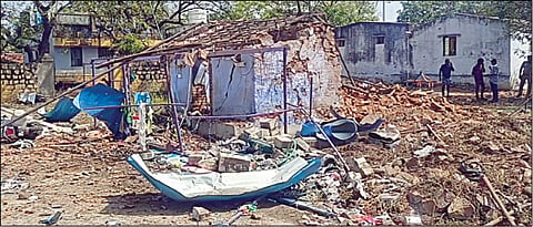 சங்கரன்கோவில் அருகே கொக்குகுளம் கிராமத்தில் நேற்று நேரிட்ட வெடி விபத்தில் சேதமடைந்த வீடு.