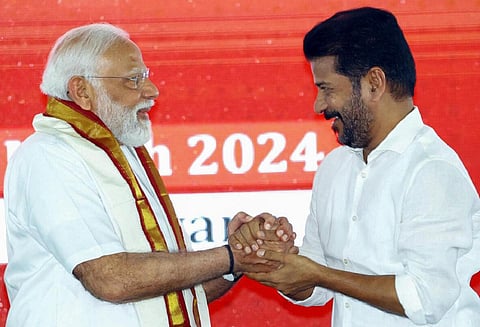 மேடையில் மோடியிடம் ‘இணக்கம்’ காட்டிய முதல்வர் ரேவந்த்... தெலங்கானா காங். சலசலப்பும் பின்னணியும்