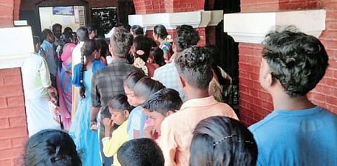புதுக்கோட்டை மாவட்டம் ஆலங்குடி வட்டாட்சியர் அலுவலகத்தில் ஆதார் பதிவு, திருத்தம் செய்ய காத்திருந்த பொதுமக்கள்.