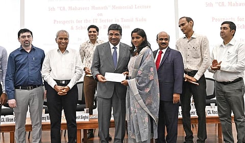 அசோசியேஷன் ஆஃப் சார்ட்டர்ட் அக்கவுண்டன்ட்ஸ், சென்னை சார்பில் சென்னையில் நேற்று  நடைபெற்ற ‘சிஏ. மகாவீர் முனோத்’ நினைவு சொற்பொழிவு நிகழ்வில், தமிழக தகவல் தொழில்நுட்பத் துறை அமைச்சர் பழனிவேல் தியாகராஜன் கலந்து கொண்டார். உடன் (இடமிருந்து) அசோசியேஷன் ஆஃப் சார்ட்டர்ட் அக்கவுண்டன்ட்ஸ், சென்னை அமைப்பின் செயலர் விக்ரம் சிங்வி, தலைவர் ராகேஷ் சிங்வி, மகாவீர் முனோத் மூத்த சகோதரர் உகம்ராஜ் முனோத், ‘சிஏ. மகாவீர் முனோத் நினைவு அறக்கட்டளை’ கமிட்டி தலைவர் பி.ராஜேந்திரகுமார், மகாவீர் முனோத் நிறுவனப் பங்குதாரர் எஸ்.பிரவீன் குமார், பொருளாளர் எம்.நவரதன் ஆகியோர். படம்: ம.பிரபு