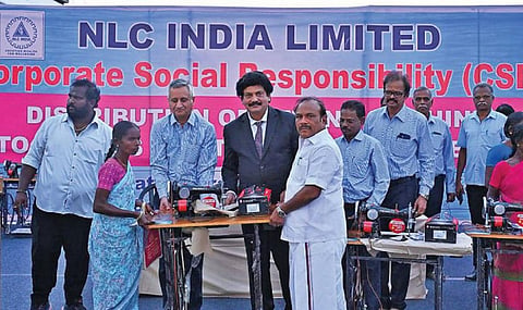 திட்டக்குடி அடுத்த கழுதூரில் நடைபெற்ற நிகழ்ச்சியில் விதவைப் பெண்களுக்கு தையல் இயந்திரம் வழங்கும் அமைச்சர் சி.வெ.கணேசன். உடன் என்எல்சி தலைவர் பிரசன்னகுமார்.