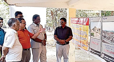 தஞ்சாவூர் குந்தவை நாச்சியார் மகளிர் கல்லூரியில் நேற்று நடைபெற்ற கருத்தரங்கத்தையொட்டி வைக்கப்பட்டிருந்த  அகழ்வாராய்ச்சி புகைப்படங்களைப் பார்வையிட்ட இந்திய தொல்லியல் துறையின் கண்காணிப்பாளர் அமர்நாத் ராமகிருஷ்ணன்.