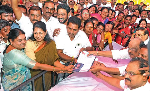 தூத்துக்குடி தொகுதியில் போட்டியிட கனிமொழி விருப்ப மனு