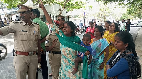 புதுச்சேரி சிறுமி கொலை: நகர் முழுவதும் கொந்தளிப்புடன் மக்கள் போராட்டம் - நிலவரம் என்ன?