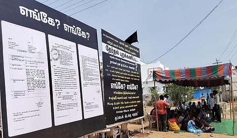 ‘எங்கே... எங்கே?’ - அடிப்படை வசதிகள் கோரி கரூர் குமரன் குடில் மக்கள் தேர்தல் புறக்கணிப்பு போராட்டம்