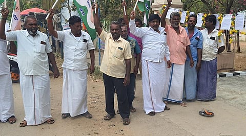 சீரமைக்கப்படாத அரசு அலுவலக வளாக சாலை: கோவில்பட்டியில் தமாகா நூதன போராட்டம்