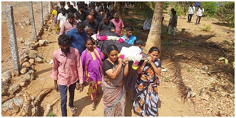 மேட்டூர் அருகே கொளத்தூர் அடுத்த உக்கம்பருத்திக்காடு கிராமத்தில் உயிரிழந்த செல்லமுத்துவின் உடலை பெண்கள் சுமந்து சென்றனர்.