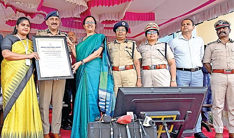 5,050 பெண் போலீஸார் நேற்று ஒரே நேரத்தில் ஒன்று கூடி பெண்கள் உதவி மைய எண் 1091, 181, குழந்தைகள் உதவி மைய எண் 1098 எண் வடிவங்கள் போன்று நிற்கும் நிகழ்ச்சியை  (உள்படம்) எழும்பூர் ராஜரத்தினம்
விளையாட்டு அரங்கில் நடத்தினர். இது உலக சாதனையாக அமைந்தது. இதற்கான சான்றிதழை வேர்ல்ட்
ரெக்கார்ட் யூனியன் அமைப்பின் நிர்வாக அதிகாரி ஷெரிபா, சென்னை காவல் ஆணையர் சந்தீப் ராய் ரத்தோரிடம் வழங்கினார். நிகழ்ச்சியில் தமிழ்நாடு சீருடை பணியாளர் தேர்வாணைய டிஜிபி சீமா அகர்வால் , கூடுதல் காவல் ஆணையர்கள் ஆர்.சுதாகர் , பி.கே .செந்தில் குமாரி உள்பட பலர் கலந்து கொண்டனர். 
| படம் : ம.பிரபு |