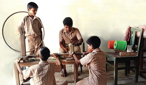 நெசவுக் கல்வி: பிஞ்சுக்கரங்கள் நெய்கிற பொன்னாடைகள்!