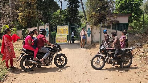 கல்லாறு பழப் பண்ணைக்கு வருகை தந்த சுற்றுலா பயணிகள், தடை விதிக்கப்பட்டுள்ளதால் நுழைவாயிலில் இருந்து திருப்பிச் செல்கின்றனர். 