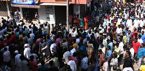 புதுச்சேரியில் கொலை செய்யப்பட்ட சிறுமியின் இறுதி ஊர்வலத்தில் ஏராளமான பொதுமக்கள் திரண்டு அஞ்சலி செலுத்தினர் | படம்: எம். சாம்ராஜ்