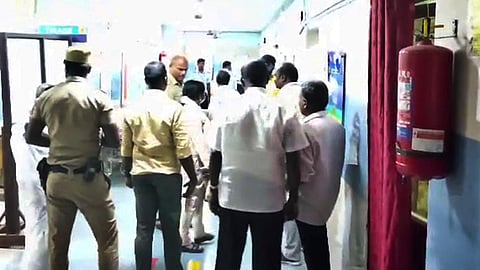 நெல்லை அருகே தொழிலாளி வெட்டிக் கொலை: ரவுடியை சுட்டு பிடித்ததாக போலீஸ் தகவல்