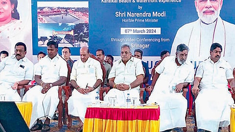 திருநள்ளாறு சனி பகவான் கோயில், காரைக்கால் கடற்கரை மேம்பாட்டு திட்டங்களை  பிரதமர் மோடி காணொலி வாயிலாக தொடங்கிவைத்த நிகழ்ச்சியில் பங்கேற்ற புதுச்சேரி சட்டப்பேரவைத் தலைவர் ஆர்.செல்வம் மற்றும் அமைச்சர்கள் உள்ளிட்டோர்.படம்: வீ.தமிழன்பன்