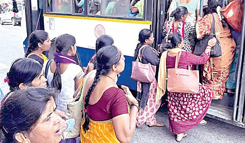 பெண்களின் சமூக மாற்றம்: அன்றைய பதற்றமும் இன்றைய இயல்பும்
