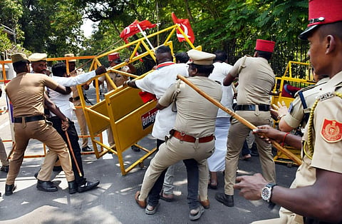 புதுச்சேரியில் சிறுமியின் மரணத்திற்கு நீதி கேட்டு இண்டியா கூட்டணியினர்  ராஜா தியேட்டர் சந்திப்பில் இருந்து அமைதி ஊர்வலமாக சென்று பலவேறு தடுப்புகளை தாண்டி துணைநிலை ஆளுநர் மாளிகையை முற்றுகையிடச் சென்றனர். அவர்களை தடுத்து நிறுத்தும் போது காவல்துறையினருக்கும் இண்டியா கூட்டணியினருக்கும் தள்ளுமுள்ளு ஏற்பட்டது. படம்.எம்.சாம்ராஜ்