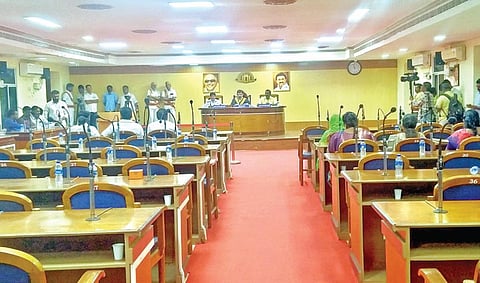 திருநெல்வேலி மாநகராட்சி கூட்டத்தில் மேயர் பி.எம். சரவணன் பட்ஜெட்டை தாக்கல் செய்தபோது கூட்ட அரங்கில் காலியாக இருந்த இருக்கைகள்.
| படம்: அ.அருள்தாசன் |