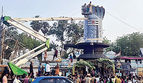 மகா சிவராத்திரியையொட்டி, திருவள்ளூர் மாவட்ட ஆட்சியர் அலுவலகம் அருகே குரு முத்தீஸ்வரர் கோயிலில் உள்ள  41 அடி உயர ராஜலிங்கத்துக்கு நேற்று கிரேன் மூலம் 1,008 லிட்டர் பாலாபிஷேகம் நடைபெற்றது.