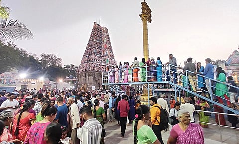 மகா சிவராத்திரியை முன்னிட்டு, சென்னை சைதாப்பேட்டை, காரணீஸ்வரர் கோயிலில் சுவாமி தரிசனம் செய்ய நீண்ட வரிசையில் காத்திருந்த பக்தர்கள். படம்: ம. பிரபு