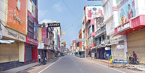 சிறுமி படுகொலையைக் கண்டித்து புதுச்சேரியில் நேற்று முழு அடைப்புப் போராட்டம் நடைபெற்ற நிலையில், வெறிச்சோடிக் காணப்பட்ட நேரு வீதி. படம்: எம்.சாம்ராஜ்