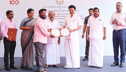 தூய்மைப் பணியாளர்களை தொழில்முனைவோர்களாக மாற்றும் உன்னத நோக்கத்தின் அடிப்படையில் நவீன கழிவு நீர் அகற்றும் ஊர்திக்கான கடனுதவி ஆணைகளை 5 பயனாளிகளுக்கு முதல்வர் மு.க.ஸ்டாலின் தலைமைச் செயலகத்தில் வழங்கினார். உடன் அமைச்சர்கள், உயர் அதிகாரிகள் உள்ளிட்டோர்.