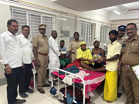 கிருஷ்ணகிரி அருகே குழந்தைகள் கடத்த வந்ததாக நினைத்து தாக்குதலுக்கு உள்ளாகி, அரசு மருத்துவக்கல்லூரி மருத்துவமனையில் சிகிச்சை பெற்று வரும் வடமாநில இளைஞர்களை பெத்தாளப்பள்ளி கிராம மக்கள் நேரில் சந்தித்து ஆறுதல் கூறினர்.