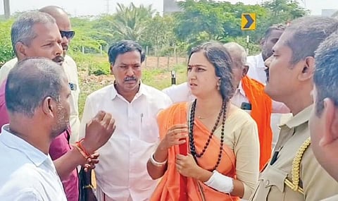 ஆன்மிக யாத்திரையாக பரமக்குடி வந்த வடமாநில பெண் மீது தாக்குதல்? - போலீஸார் விசாரணை