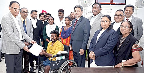 சென்னை உயர் நீதிமன்றத்தில் நடந்த தேசிய லோக் - அதாலத்தில், வாகன
விபத்து ஒன்றில் கால்களை இழந்த மனுதாரருக்கு ரூ.80.10 லட்சம்
இழப்பீட்டுத் தொகைக்கான உத்தரவை உயர் நீதிமன்ற தலைமை நீதிபதி
எஸ்.வி.கங்காபுர்வாலா வழங்கினார். உடன், உயர் நீதிமன்ற நீதிபதிகள்
எஸ்.எஸ்.சுந்தர், ஆர்.எம்.டி.டீக்காராமன், பி.பி.பாலாஜி உள்ளிட்டோர்