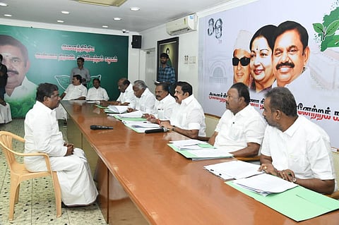 சென்னை அதிமுக தலைமை அலுவலகத்தில் மக்களவைத் தேர்தலில் போட்டியிடி விருப்பமனு அளித்தவர்களிடம் அக்கட்சியின் பொதுச் செயலாளர் எடப்பாடி பழனிசாமி நேர்காணல் நடத்தினார்.