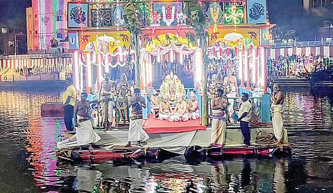 திருவல்லிக்கேணி பார்த்தசாரதி சுவாமி கோயிலில் நேற்று தொடங்கிய தெப்பத் திருவிழாவில், பார்த்தசாரதி சுவாமி மலர் அலங்காரத்தில் தெப்பத்தில் எழுந்தருளி பக்தர்களுக்கு அருள்பாலித்தார். 
| படம்: ச.கார்த்திகேயன் |