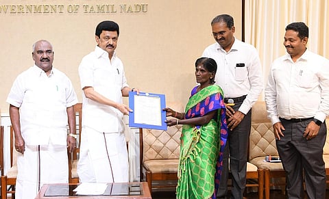 இலங்கையில் இருந்து தாயகம் திரும்பியவர்களின் வீட்டு கடனுக்காக ஈடாக கொடுத்த நிலப்பத்திரங்கள் திருப்பி அளிப்பு