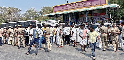 திருவண்ணாமலை அருகேயுள்ள நாயுடுமலங்கத்தில் அக்னி கலசம் அகற்றப்பட்டதைக் கண்டித்து திரண்ட பாமகவினர்.