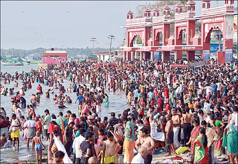மாசி அமாவாசையையொட்டி ராமேசுவரம் அக்னி தீர்த்தக் கடற்கரையில் குவிந்த பக்தர்கள்.