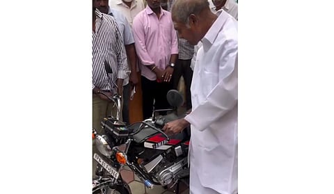 பழைய பைக்கை புதுப்பித்த புதுச்சேரி முதல்வர்