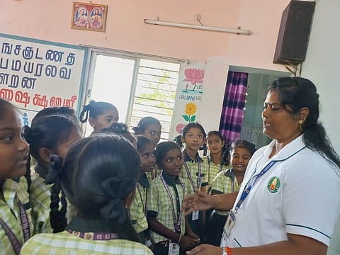 ஆவடியில் பள்ளி மாணவர்களுக்கு சுகாதாரக் கல்வியை பயிற்றுவித்த செவிலியர்!