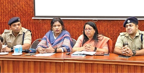 தமிழக - கேரள அதிகாரிகள் குமுளியில் ஆலோசனை: இரட்டை வாக்குப்பதிவை தடுக்க முடிவு