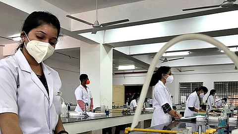 புதிய படிப்பு தொடங்க, இடங்களை அதிகரிக்க 130 மருத்துவக் கல்லூரிகள் என்எம்சி-யில் விண்ணப்பம்